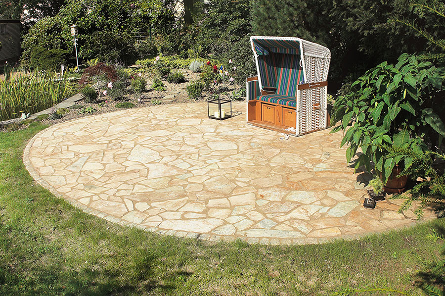 Neu gestaltete Terrasse mit Natursteinplatten
